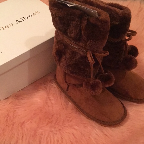 Shoes - ⭐️SALE⭐️ Brown Pom Pom Boots